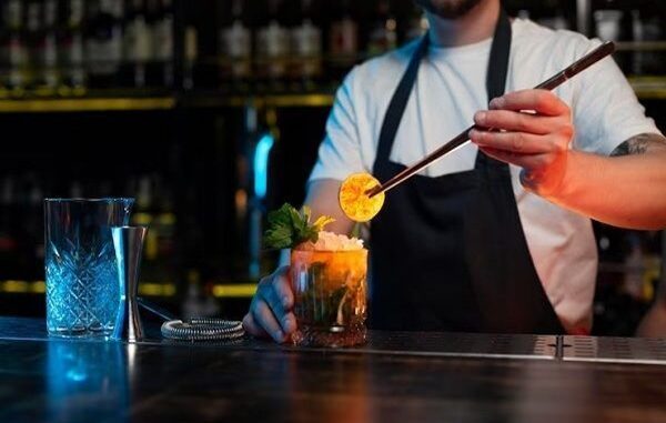 Bares - Bartender preparando un cóctel clásico en uno de los mejores bares en CDMX