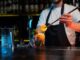 Bares - Bartender preparando un cóctel clásico en uno de los mejores bares en CDMX