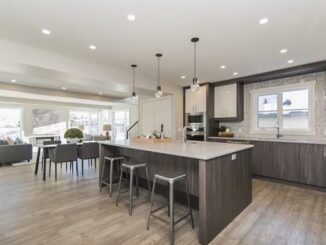 Diseño de interiores - Vista de una cocina remodelada con la mejor iluminación y materiales de lujo realizado por las mejores empresas de diseño de interiores en CDMX