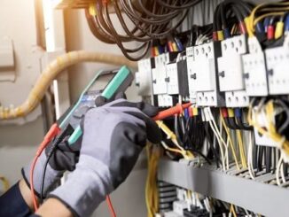 Electricistas en CDMX - Uno de los mejores electricistas en México evalúa el sistema eléctrico de una empresa para garantizar el correcto funcionamiento