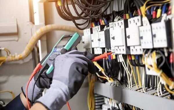 Electricistas en CDMX - Uno de los mejores electricistas en México evalúa el sistema eléctrico de una empresa para garantizar el correcto funcionamiento