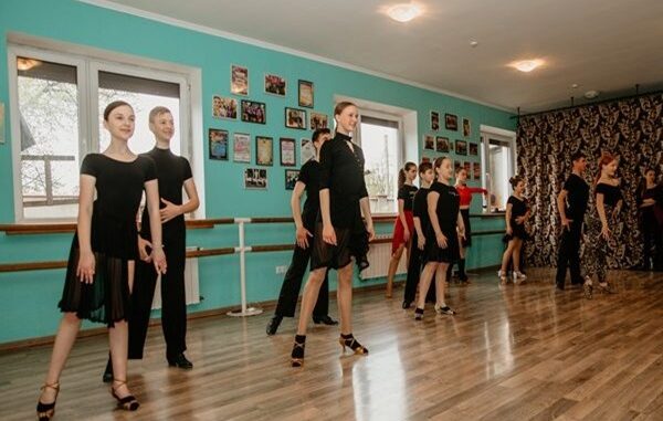 Escuelas de baile - Jóvenes practicando diversos estilos de bailes en una de las mejores escuelas de baile de CDMX