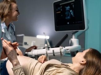 Fertilidad - Médico especialista evaluando el embarazo por fecundación in vitro realizado en una de las mejores clínicas de fertilidad en CDMX