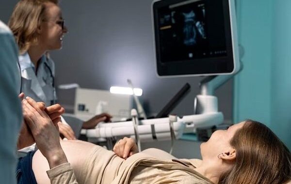 Fertilidad - Médico especialista evaluando el embarazo por fecundación in vitro realizado en una de las mejores clínicas de fertilidad en CDMX