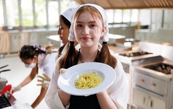 Gastronomía - Estudiantes preparando un platillo de alta cocina durante las clases de gastronomía en una de las mejores escuelas de gastronomía en CDMX