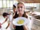 Gastronomía - Estudiantes preparando un platillo de alta cocina durante las clases de gastronomía en una de las mejores escuelas de gastronomía en CDMX