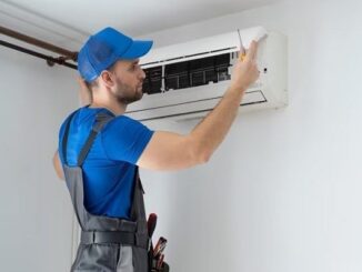 Mantenimiento de aires acondicionados - Técnico especializado en la reparación de aires acondicionados en CDMX trabaja en la limpieza del filtro de un equipo