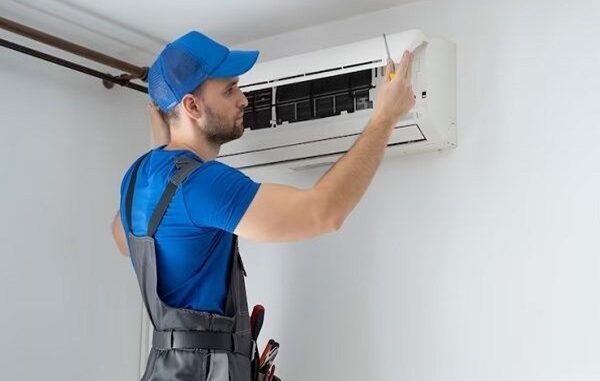 Mantenimiento de aires acondicionados - Técnico especializado en la reparación de aires acondicionados en CDMX trabaja en la limpieza del filtro de un equipo