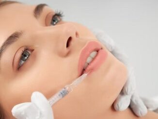 Medicina estética - Mujer recibiendo un tratamiento estético de rejuvenecimiento facial en una de las mejores clínicas de medicina estética en CDMX