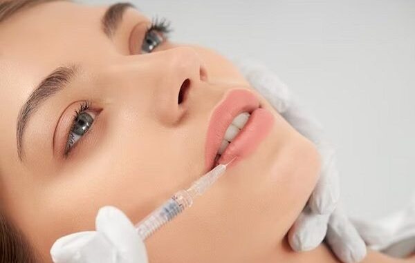 Medicina estética - Mujer recibiendo un tratamiento estético de rejuvenecimiento facial en una de las mejores clínicas de medicina estética en CDMX