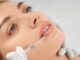 Medicina estética - Mujer recibiendo un tratamiento estético de rejuvenecimiento facial en una de las mejores clínicas de medicina estética en CDMX