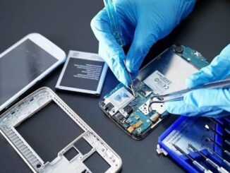 Reparación de celulares - Técnico reparando un móvil en uno de los mejores lugares de reparación de celulares en CDMX
