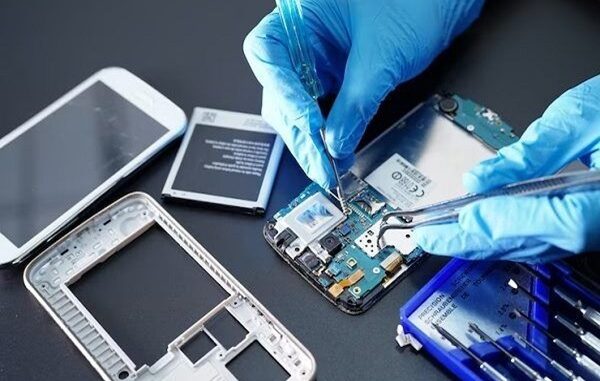 Reparación de celulares - Técnico reparando un móvil en uno de los mejores lugares de reparación de celulares en CDMX
