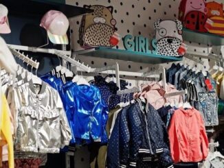 Ropa para niños - Interior de una de las mejores tiendas de ropa para niños en CDMX con diversas prendas de ropa, zapatos y accesorios