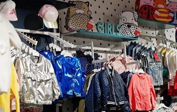 Ropa para niños - Interior de una de las mejores tiendas de ropa para niños en CDMX con diversas prendas de ropa, zapatos y accesorios