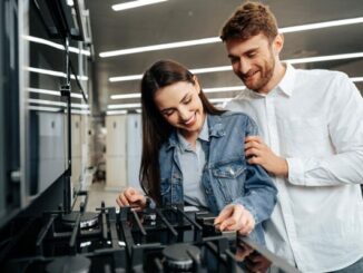 Tiendas de electrodomésticos - Hombre y mujer revisan varios modelos de electrométricos para la cocina en una de las mejores tiendas de electrodomésticos en CDMX