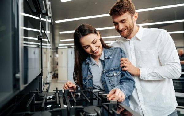 Tiendas de electrodomésticos - Hombre y mujer revisan varios modelos de electrométricos para la cocina en una de las mejores tiendas de electrodomésticos en CDMX