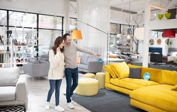 Tiendas de muebles - Pareja de adultos observando diversos modelos de muebles en una de las mejores tiendas de muebles en CDMX