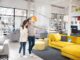 Tiendas de muebles - Pareja de adultos observando diversos modelos de muebles en una de las mejores tiendas de muebles en CDMX