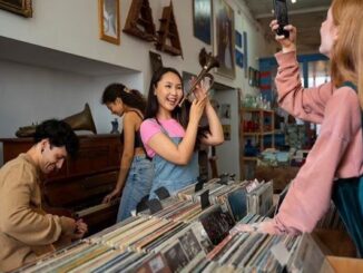 Tiendas de música - Jóvenes se toman fotos y disfrutan en las instalaciones de una de las mejores tiendas de música en CDMX