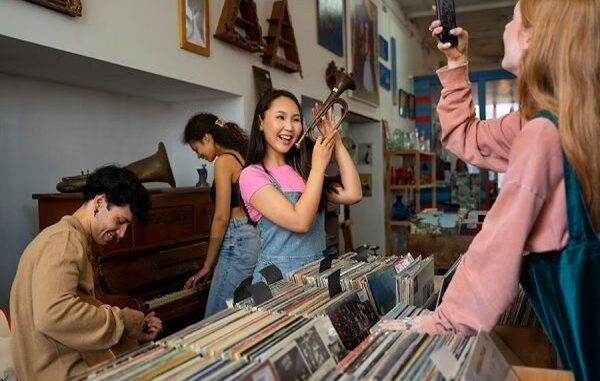 Tiendas de música - Jóvenes se toman fotos y disfrutan en las instalaciones de una de las mejores tiendas de música en CDMX