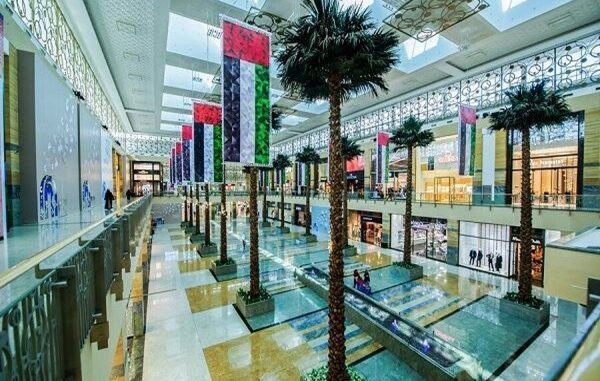 Tiendas departamentales - Vista panorámica del interior de un centro comercial con gran variedad de las mejores tiendas departamentales en México