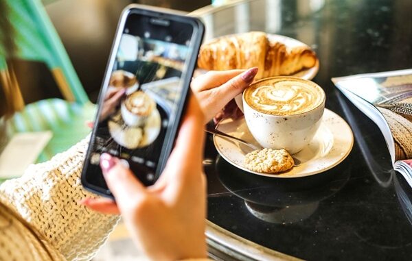 Cafeterías más instagrameables - Persona tomando fotos a la presentación del café en una de las cafeterías más instagrameables de CDMX