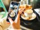 Cafeterías más instagrameables - Persona tomando fotos a la presentación del café en una de las cafeterías más instagrameables de CDMX