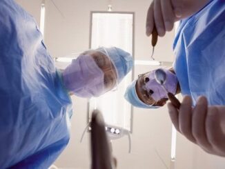Cirujanos plásticos de CDMX - Mejores cirujanos plásticos de CDMX realizando un procedimiento quirúrgico de medicina estética