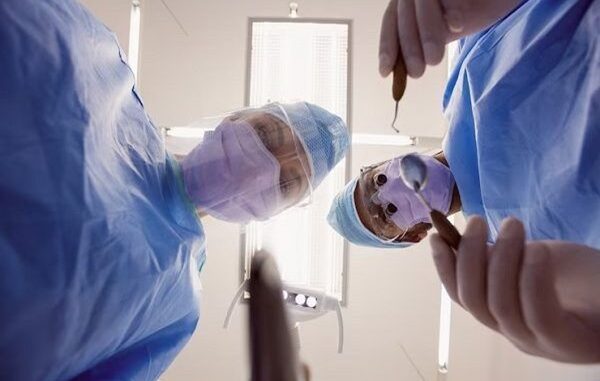 Cirujanos plásticos de CDMX - Mejores cirujanos plásticos de CDMX realizando un procedimiento quirúrgico de medicina estética