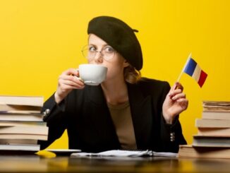 Escuelas de francés - Estudiante tomando un café mientras estudia francés en una de las mejores escuelas de francés en CDMX