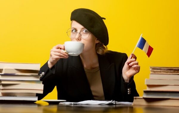 Escuelas de francés - Estudiante tomando un café mientras estudia francés en una de las mejores escuelas de francés en CDMX