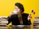 Escuelas de francés - Estudiante tomando un café mientras estudia francés en una de las mejores escuelas de francés en CDMX