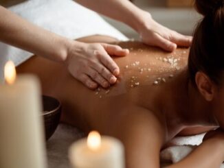 Mejores Spas en CDMX - Mujer joven recibe un masaje exfoliante en la espalda por parte de un masajista profesional en los mejores Spas de la Ciudad de México