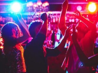 Mejores clubs de CDMX - Personas disfrutando de una fiesta temática en uno de los mejores clubs de CDMX