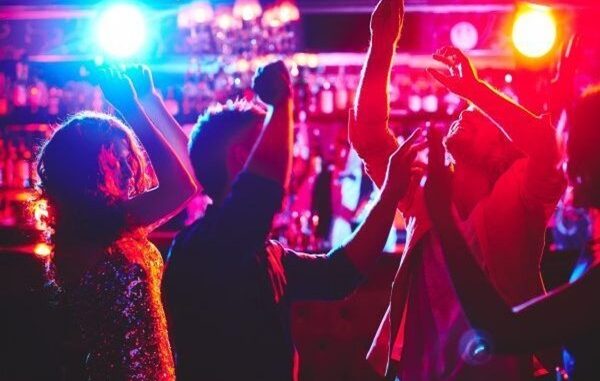 Mejores clubs de CDMX - Personas disfrutando de una fiesta temática en uno de los mejores clubs de CDMX