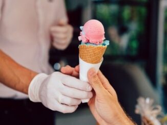 Mejores heladerías de CDMX - Vendedor entregando un cono de helado a un cliente en una de las mejores heladerías de CDMX