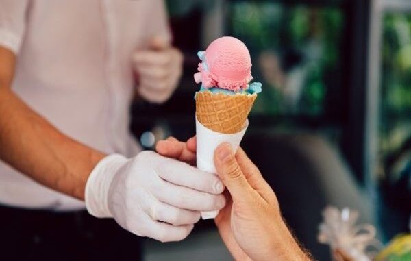Mejores heladerías de CDMX - Vendedor entregando un cono de helado a un cliente en una de las mejores heladerías de CDMX