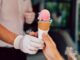 Mejores heladerías de CDMX - Vendedor entregando un cono de helado a un cliente en una de las mejores heladerías de CDMX