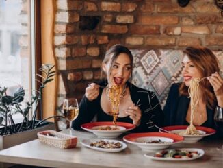 Restaurantes italianos - Mujer comiendo pasta tradicional italiana en uno de los mejores restaurantes italianos en CDMX