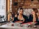 Restaurantes italianos - Mujer comiendo pasta tradicional italiana en uno de los mejores restaurantes italianos en CDMX