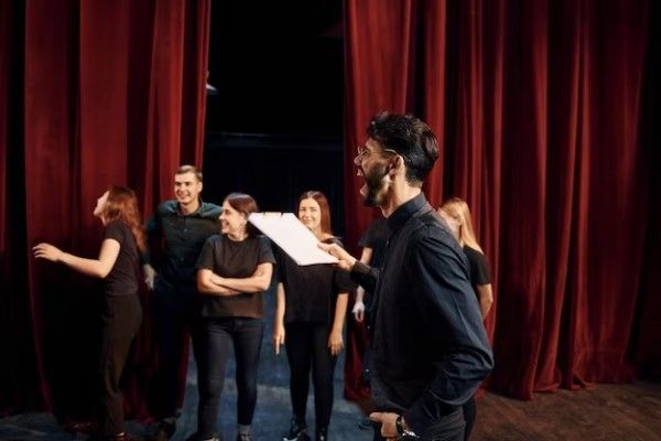 Academias de actuación en CDMX - Profesor de teatro práctica una puesta de escena junto a sus estudiantes 