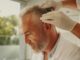 Clínicas capilares método FUE - Tricólogo evaluando el cuero cabelludo de un hombre con alopecia para realizar un injerto de cabello CDMX