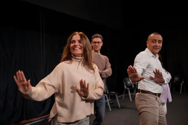 Estudiantes de teatro practican una coreografía como parte de la trama y estructura de un espectáculo 
