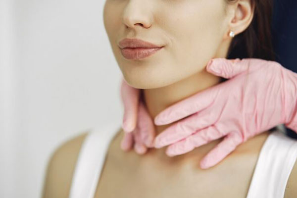 Mujer de labios voluminosos aprecia los resultados de un tratamiento estético con ácido hialurónico 