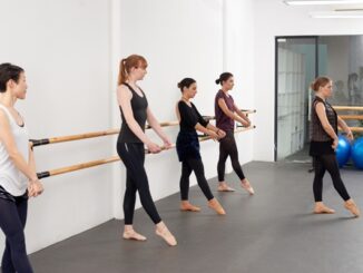 Academias de danza contemporánea - Mujeres jóvenes ensayando en el salón de una clase de baile contemporáneo en CDMX