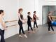 Academias de danza contemporánea - Mujeres jóvenes ensayando en el salón de una clase de baile contemporáneo en CDMX