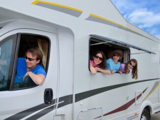 Concesionarios de motorhomes - Familia paseando en un motorhome luego de comprarlo en uno de los mejores concesionarios de Motorhomes en CDMX