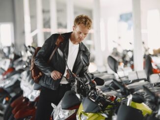 Concesionarios de motos - Hombre observando diferentes modelos de motos en uno de los mejores concesionarios de motos en CDMX