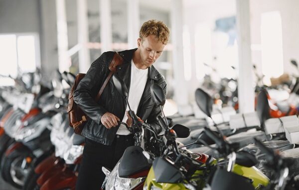 Concesionarios de motos - Hombre observando diferentes modelos de motos en uno de los mejores concesionarios de motos en CDMX